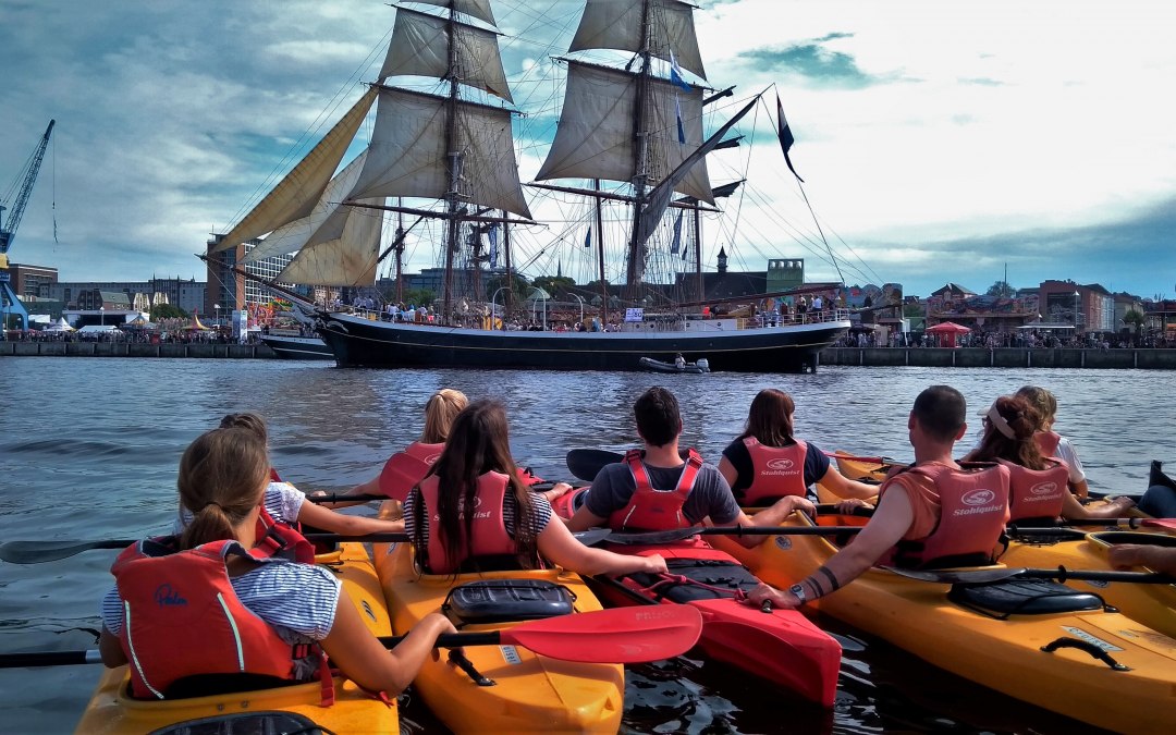 Paddling group In city harbor with sailing boat, © Ronald Kley
