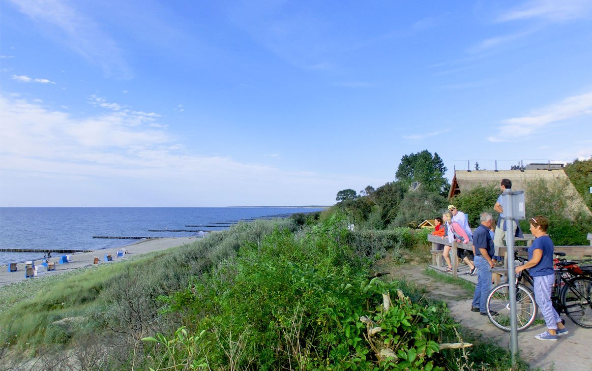Platforma w drodze na wysoki brzeg, © Kurverwaltung Ahrenshoop · Foto Dana Schmidt Platforma w drodze na wysoki brzeg, © Kurverwaltung Ahrenshoop · Foto Dana Schmidt