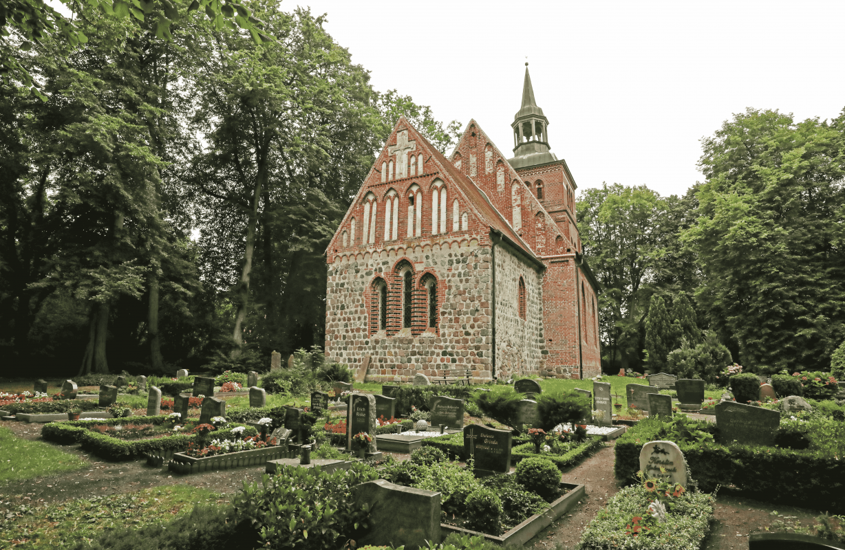 Cemetery in front of the church // © MV-T/Gohlke Cemetery in front of the church // © MV-T/Gohlke