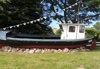 altes Fischerboot vor dem Dorfteich // © Kurverwaltung Insel Poel altes Fischerboot vor dem Dorfteich // © Kurverwaltung Insel Poel