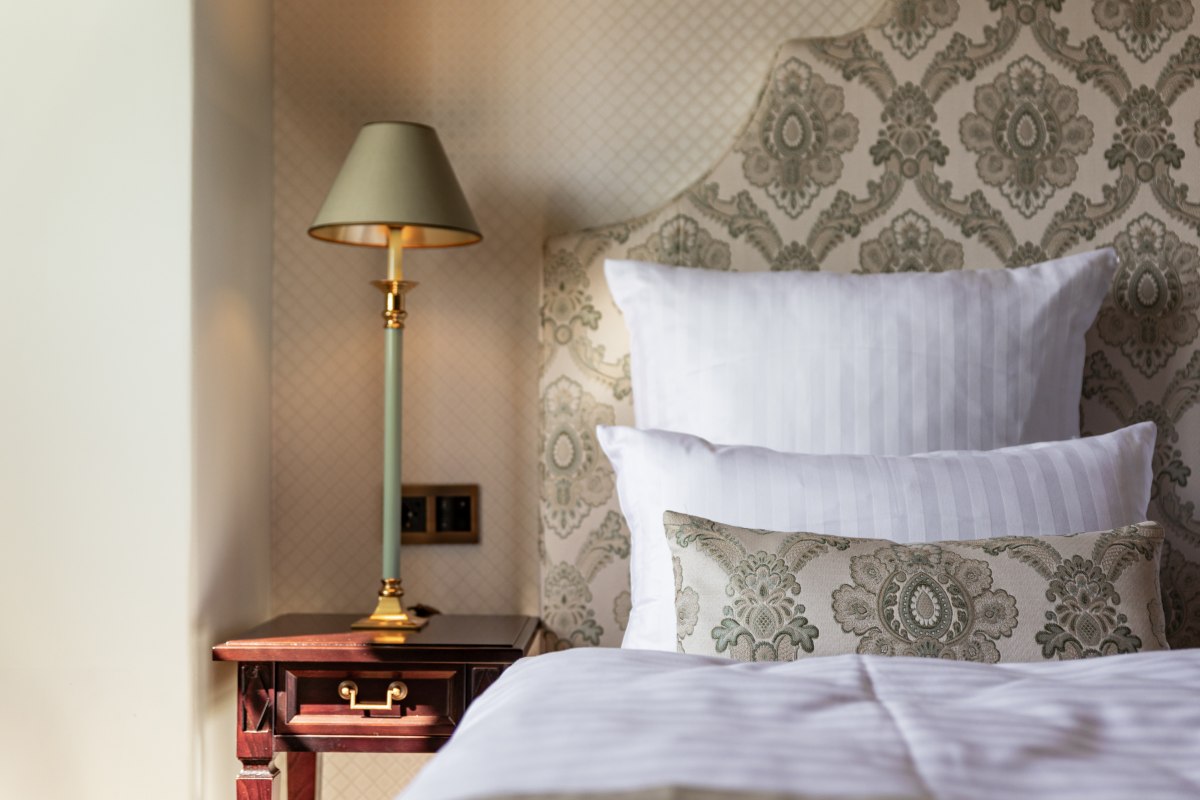 Details in de hotelkamer Schloss Neustrelitz // © Schloss Neustrelitz / Bianka Pogadl Details in de hotelkamer Schloss Neustrelitz // © Schloss Neustrelitz / Bianka Pogadl
