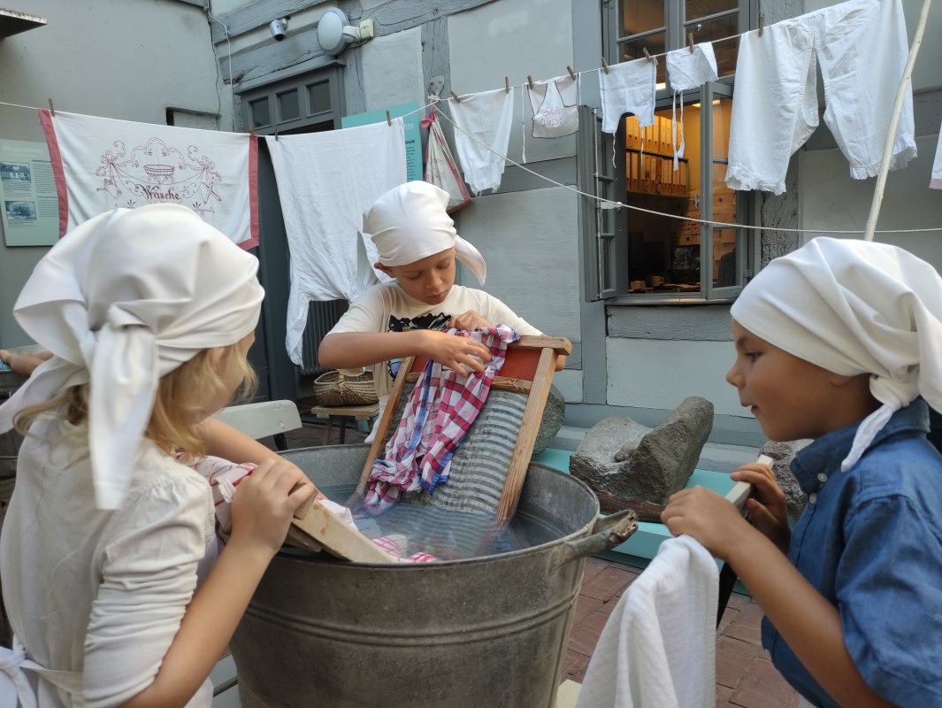 Met zeep en wasbord - een wasdag rond 1900 // © Jana Koch Met zeep en wasbord - een wasdag rond 1900 // © Jana Koch