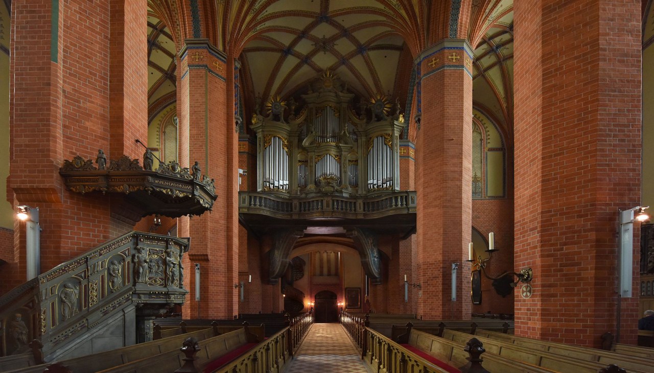 Interior view of St. Mary's parish church, © Helga Möbius