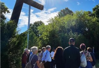 Group on a guided tour in front of the entrance to the Fünfeichen memorial site // © Vier-Tore-Stadt Neubrandenburg Group on a guided tour in front of the entrance to the Fünfeichen memorial site // © Vier-Tore-Stadt Neubrandenburg