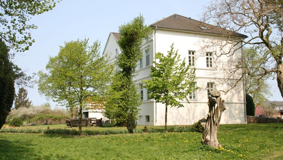 Zicht op het landhuis vanuit de beeldentuin, © Klaus-Dieter Bartsch