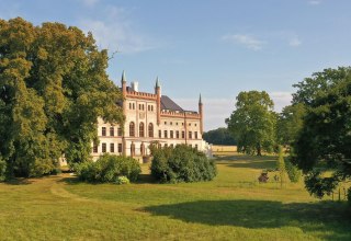 Blick aus dem Lenné-Park auf die Westfassade von Schloss Broock. // © Schloss Broock GmbH & Co. KG Blick aus dem Lenné-Park auf die Westfassade von Schloss Broock. // © Schloss Broock GmbH & Co. KG