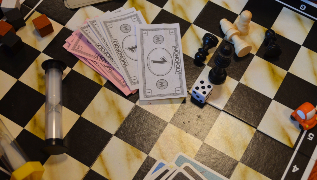 Szachownica z różnymi figurami, kostkami, pieniędzmi i klepsydrą., © Stadtbibliothek Stralsund Szachownica z różnymi figurami, kostkami, pieniędzmi i klepsydrą., © Stadtbibliothek Stralsund