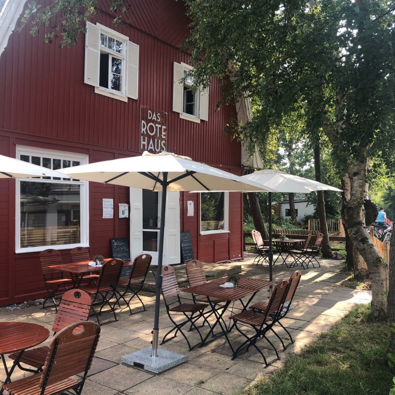 Czerwony dom z ogrodem // © Cathrin Brandes Czerwony dom z ogrodem // © Cathrin Brandes