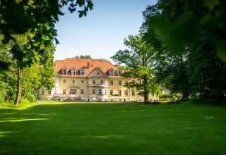 Das Gutshaus mit seinem gro&szlig;z&uuml;gigen gepflegten, ruhigen Gutspark-Gel&auml;nde. // &copy; Kloster Gut Saunstorf