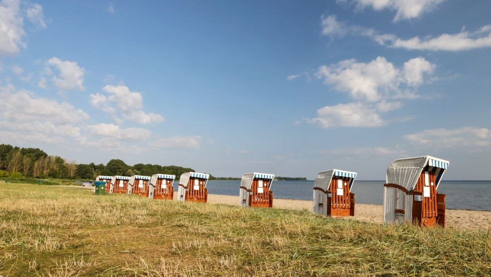 Leżaki plażowe, spot surfingowy Plaża Zierow, © TMV, Danny Gohlke