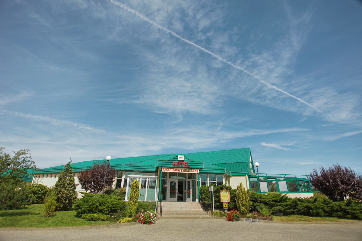 Hotel entrance // &copy; @EHRINGHAUS