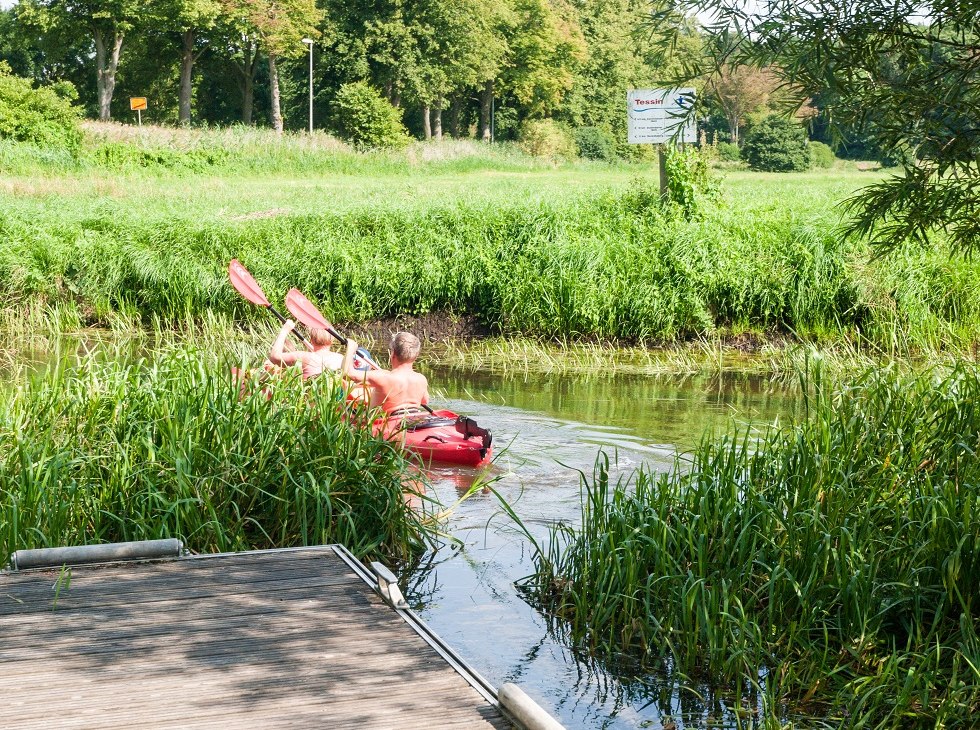 Een ploeg kano's gooit uit vanaf de steiger., © Frank Burger