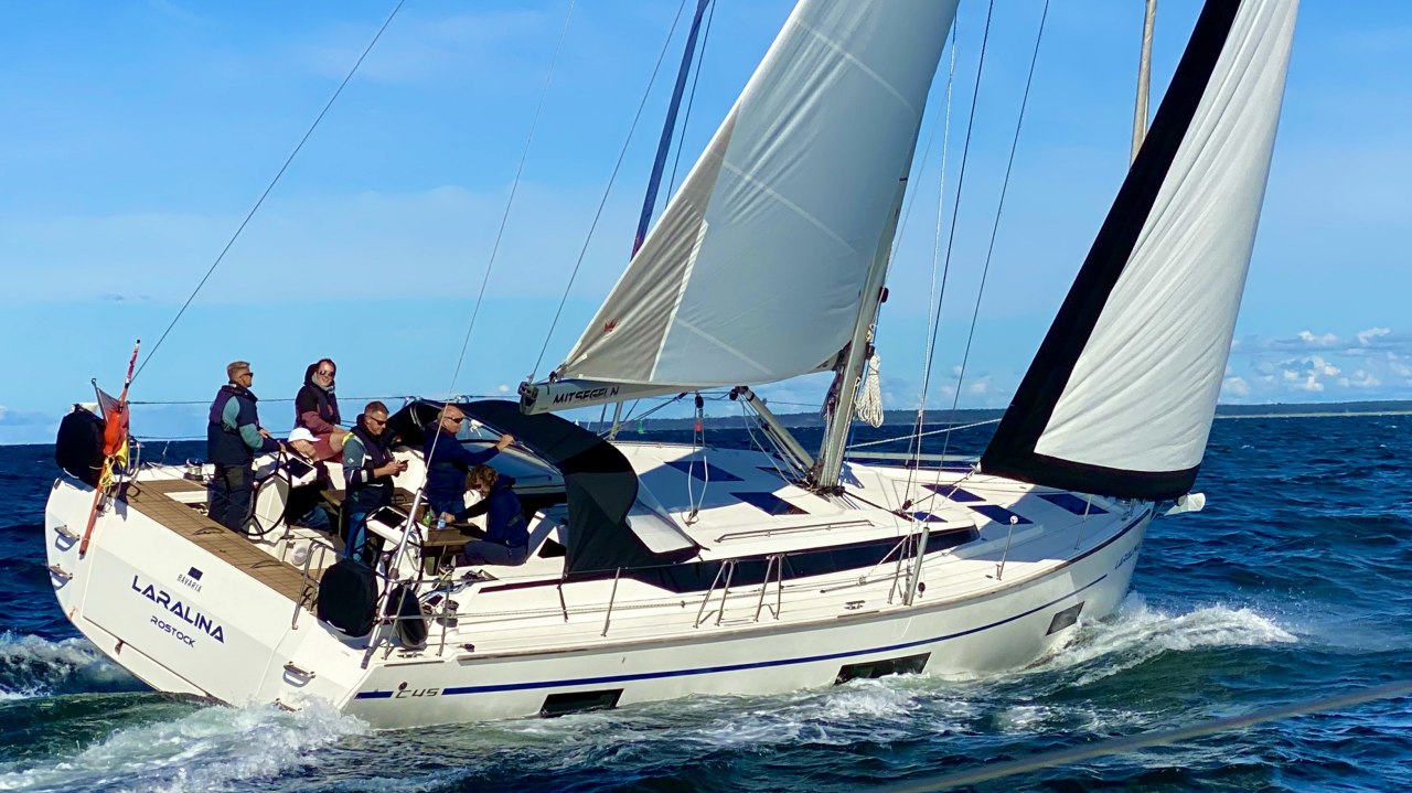 Vanuit de stadshaven van Rostock organiseert sailingforyou exclusieve zeiltochten op de Oostzee voor particulieren en bedrijven. // © Jan Möller Vanuit de stadshaven van Rostock organiseert sailingforyou exclusieve zeiltochten op de Oostzee voor particulieren en bedrijven. // © Jan Möller