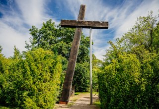 Supported cross at the entrance to the Fünfeichen memorial site // © Christian Thiele Supported cross at the entrance to the Fünfeichen memorial site // © Christian Thiele