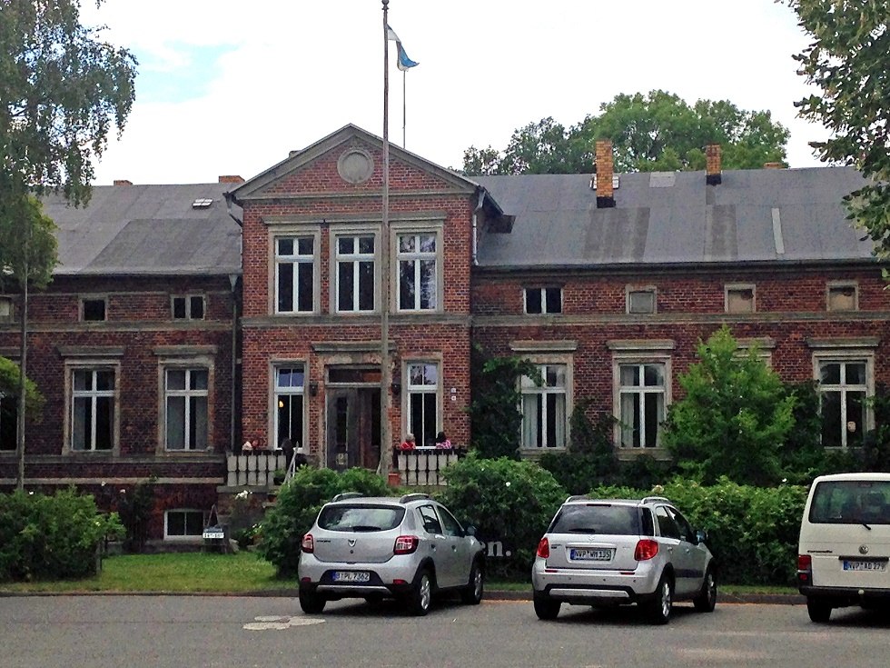 Manor house exterior view, &copy; Sabrina Wittkopf-Schade