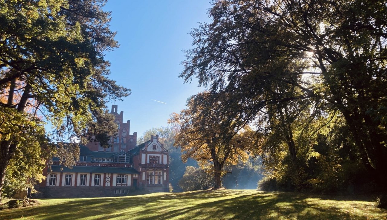 Wspaniały park zamkowy jest swobodnie dostępny i oferuje mnóstwo miejsca na pomysły i wakacje., © Schloss Kalkhorst Wspaniały park zamkowy jest swobodnie dostępny i oferuje mnóstwo miejsca na pomysły i wakacje., © Schloss Kalkhorst