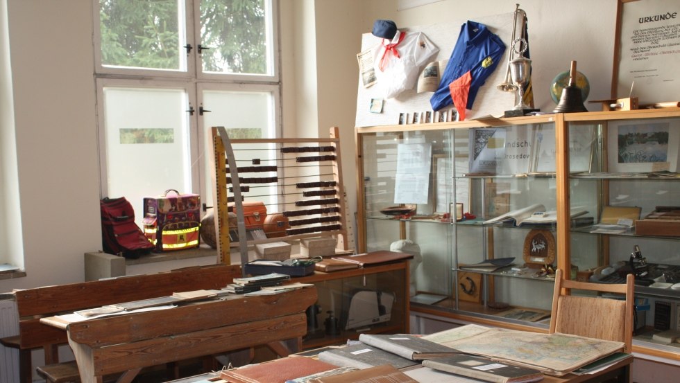 Stare przybory szkolne z centrum dziedzictwa Wustrow // &copy; Mecklenburgische Kleinseenplatte Touristik GmbH