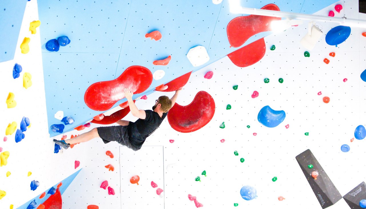 Coś dla każdego. Niezależnie od tego, czy jesteś profesjonalistą, amatorem czy początkującym boulderowcem, każdy znajdzie tu coś dla siebie. Co tydzień zmieniamy nawet trasy i przykręcamy nowe "problemy" do ściany., &copy; Felshelden