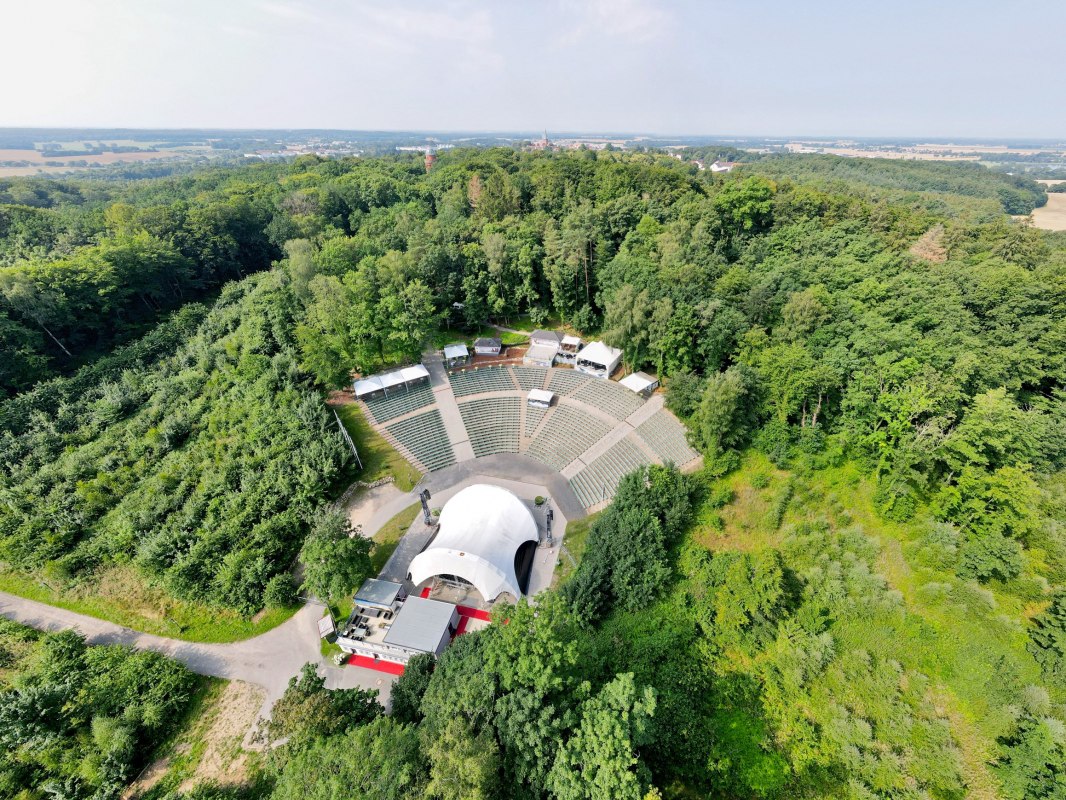 Evenementenlocatie met capaciteit voor meer dan 5.000 bezoekers: de Waldbühne Rügen. // © Waldbühne Rügen GmbH& Co.KG Evenementenlocatie met capaciteit voor meer dan 5.000 bezoekers: de Waldbühne Rügen. // © Waldbühne Rügen GmbH& Co.KG
