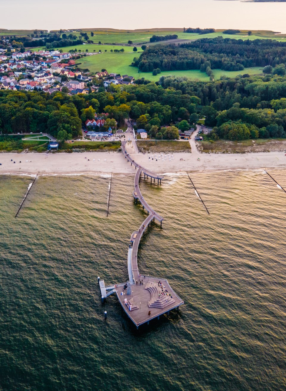Molo w Koserowie o zachodzie słońca z lotu ptaka z widokiem z Bałtyku na plażę // Molo w Koserow z lotu ptaka // © Andreas Dumke Molo w Koserowie o zachodzie słońca z lotu ptaka z widokiem z Bałtyku na plażę