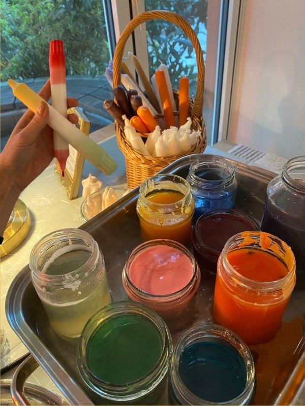 Werktafel met kaarsen & was, &copy; wertvoll