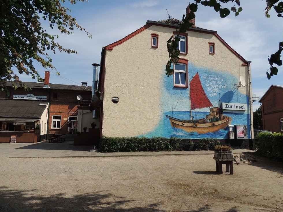Widok na ścianę domu z ogródka piwnego // © Kurverwaltung Insel Poel Widok na ścianę domu z ogródka piwnego // © Kurverwaltung Insel Poel