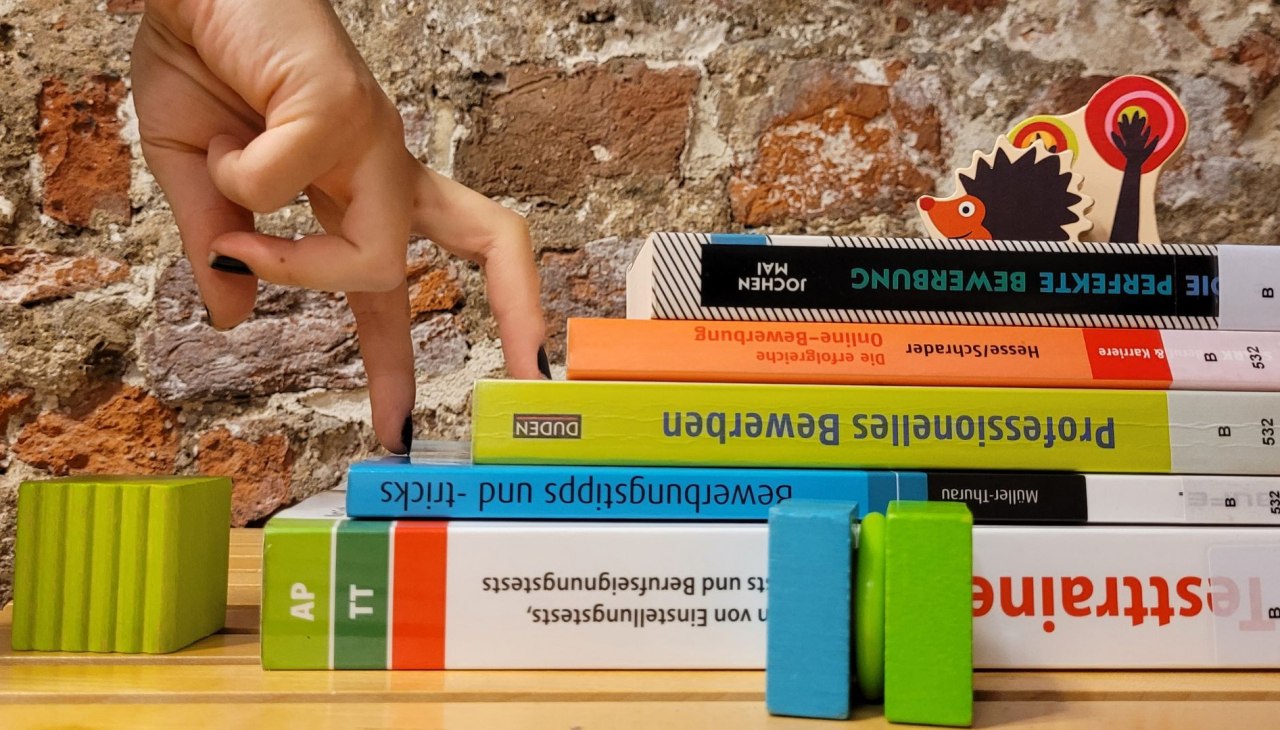 Finger legs climb a book staircase, © Stadtbibliothek Stralsund