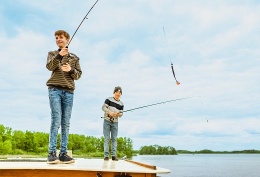 Avonturen op de woonboot: kinderen genieten van een dagje vissen op de M&uuml;ritz. // &copy; MV-T/Tiemann