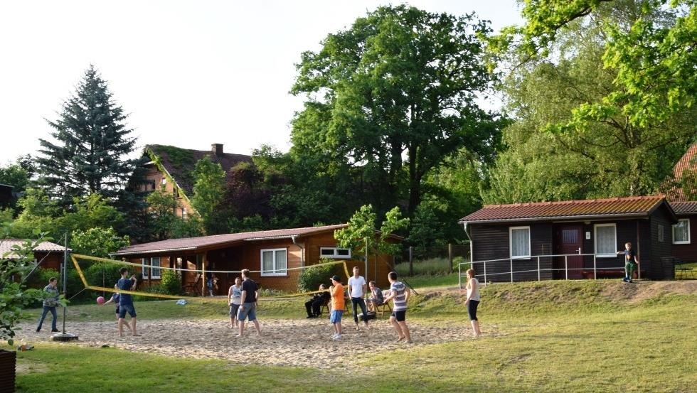 Volleybalveld met blokhutten op de achtergrond, © Zebef e.V.