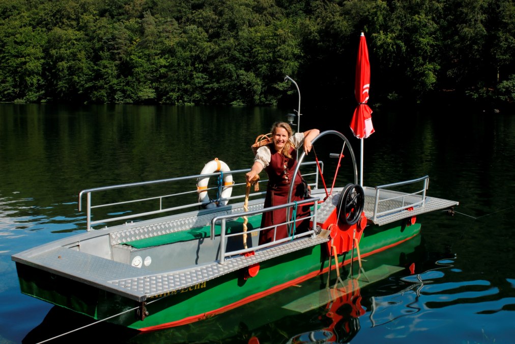 The ferry takes you to the shore of the legendary Hullerbush, © Stefanie Keller