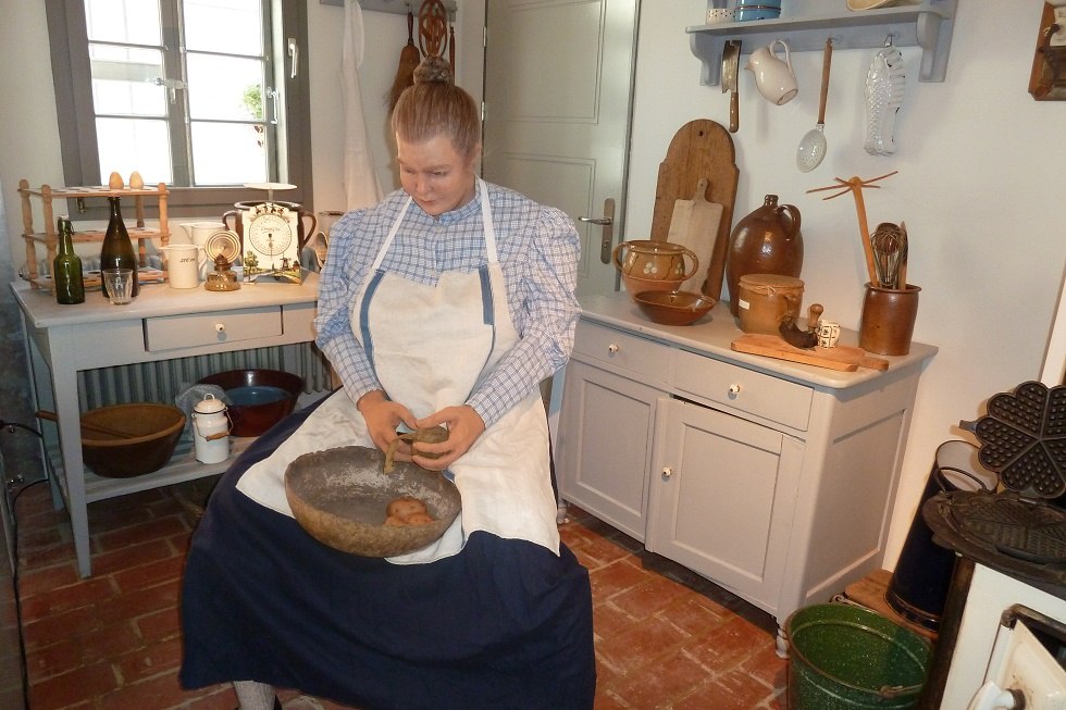 Council servant kitchen around 1920, &copy; Meike Jezmann