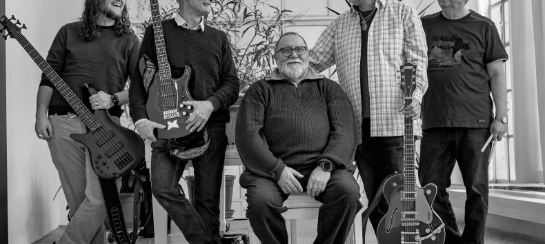 &copy; The Oldies & Friends