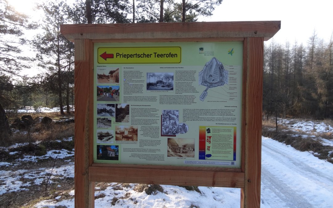 Drogowskaz: Piec do wypalania smoły Priepert, © Foto: Touristinformationen Wesenberg & Mirow, Mecklenburgische Kleinseenplatte