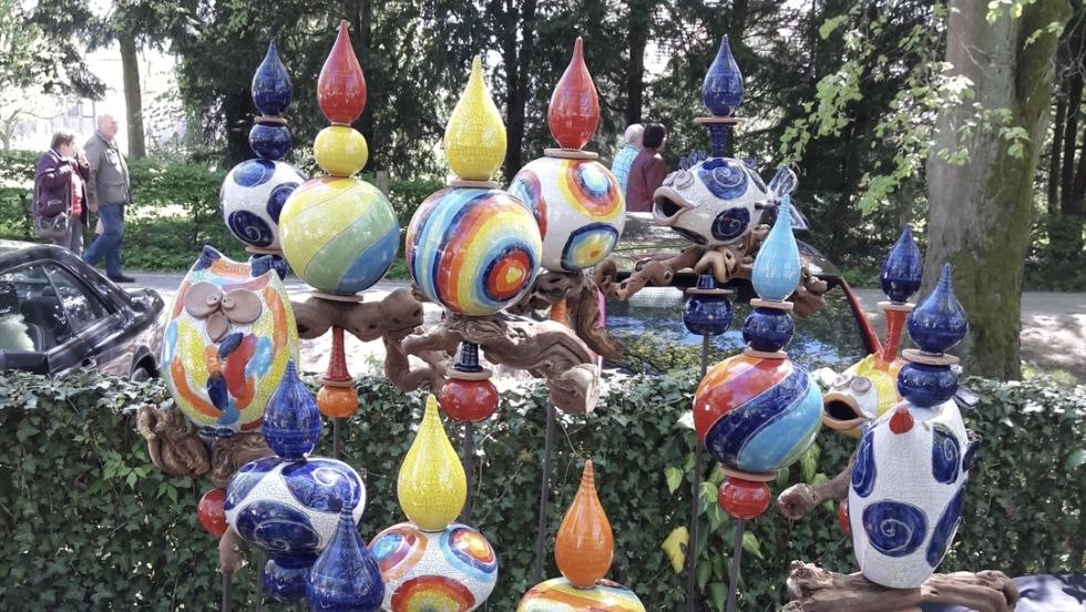 Garden steles with colorful painted craquele glaze, © Karoline Höppner