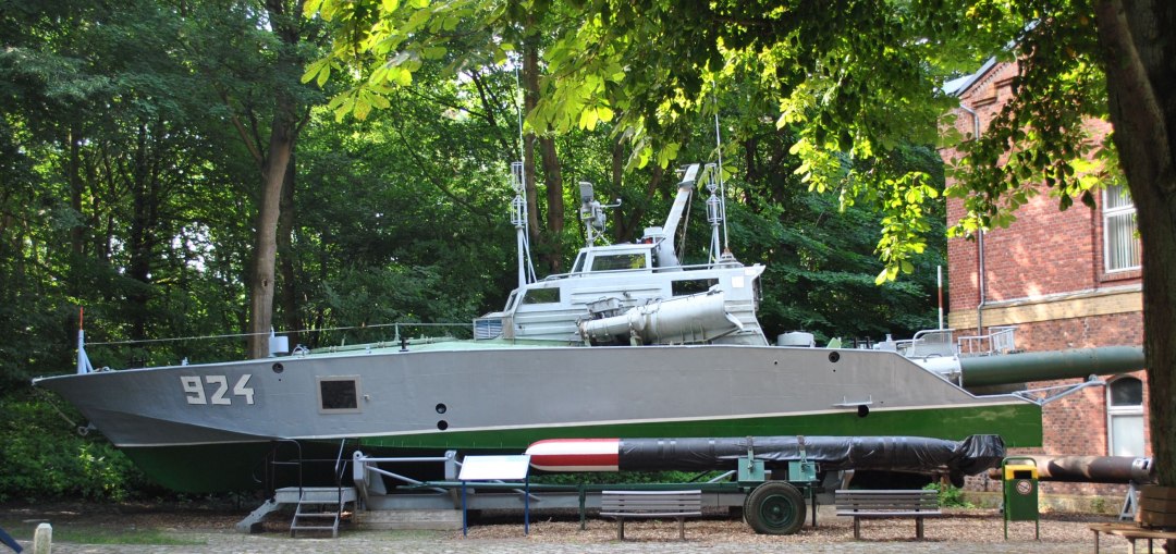 Mała łódź torpedowa NVA na otwartym terenie Muzeum Marynarki Wojennej na wyspie Dänholm w pobliżu Stralsundu, © STRALSUND MUSEUM