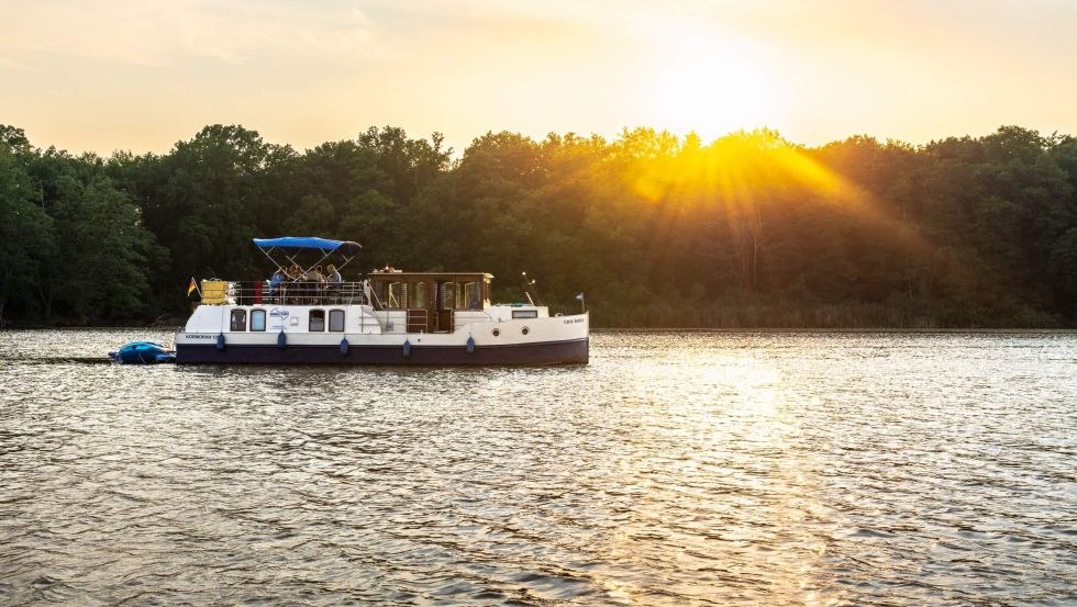 Towards the sunset on the Müritz with the houseboat // © MV-T/Gänsicke Towards the sunset on the Müritz with the houseboat // © MV-T/Gänsicke