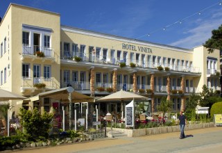 Direct aan de strandboulevard - moedermaatschappij van Vineta Hotels. // &copy; Vineta Hotels