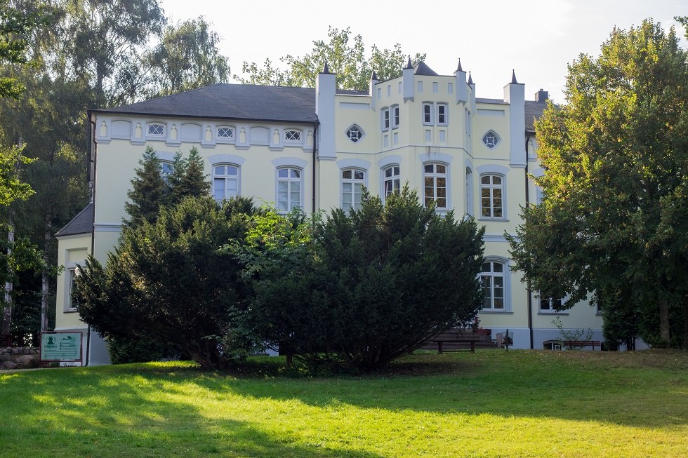 Today, a socio-therapeutic facility is operated in the Mühlen Eichsen manor house. // © Frank Burger Today, a socio-therapeutic facility is operated in the Mühlen Eichsen manor house. // © Frank Burger