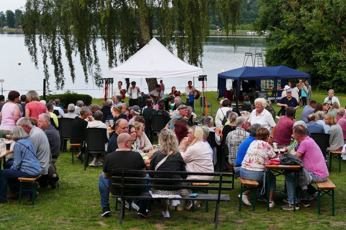 Sfeer tijdens de Irish Evening in het zwembad Jörnberg 2023. // © Kurt Höffgen Sfeer tijdens de Irish Evening in het zwembad Jörnberg 2023. // © Kurt Höffgen