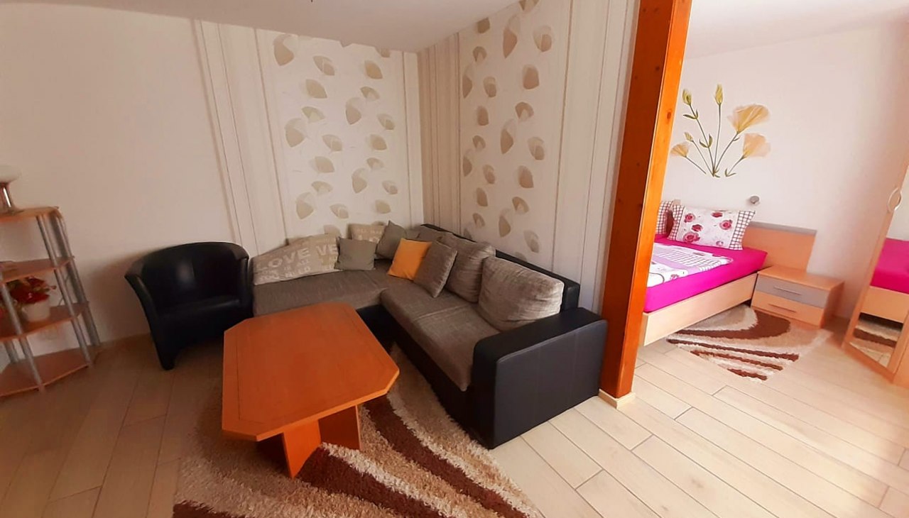 één kamer is een gecombineerde woon-/slaapkamer, © Petra Schmidt één kamer is een gecombineerde woon-/slaapkamer, © Petra Schmidt