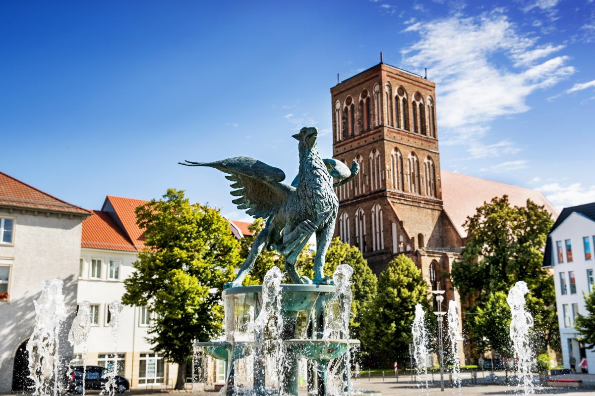 Marktplein met fontein en St Nicolaaskerk in de Hanzestad Anklam // &copy; Hansestadt Anklam