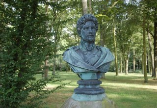 De buste van Theodor Körner herdenkt de patriot en schrijver. // © Gabriele Skorupski De buste van Theodor Körner herdenkt de patriot en schrijver. // © Gabriele Skorupski
