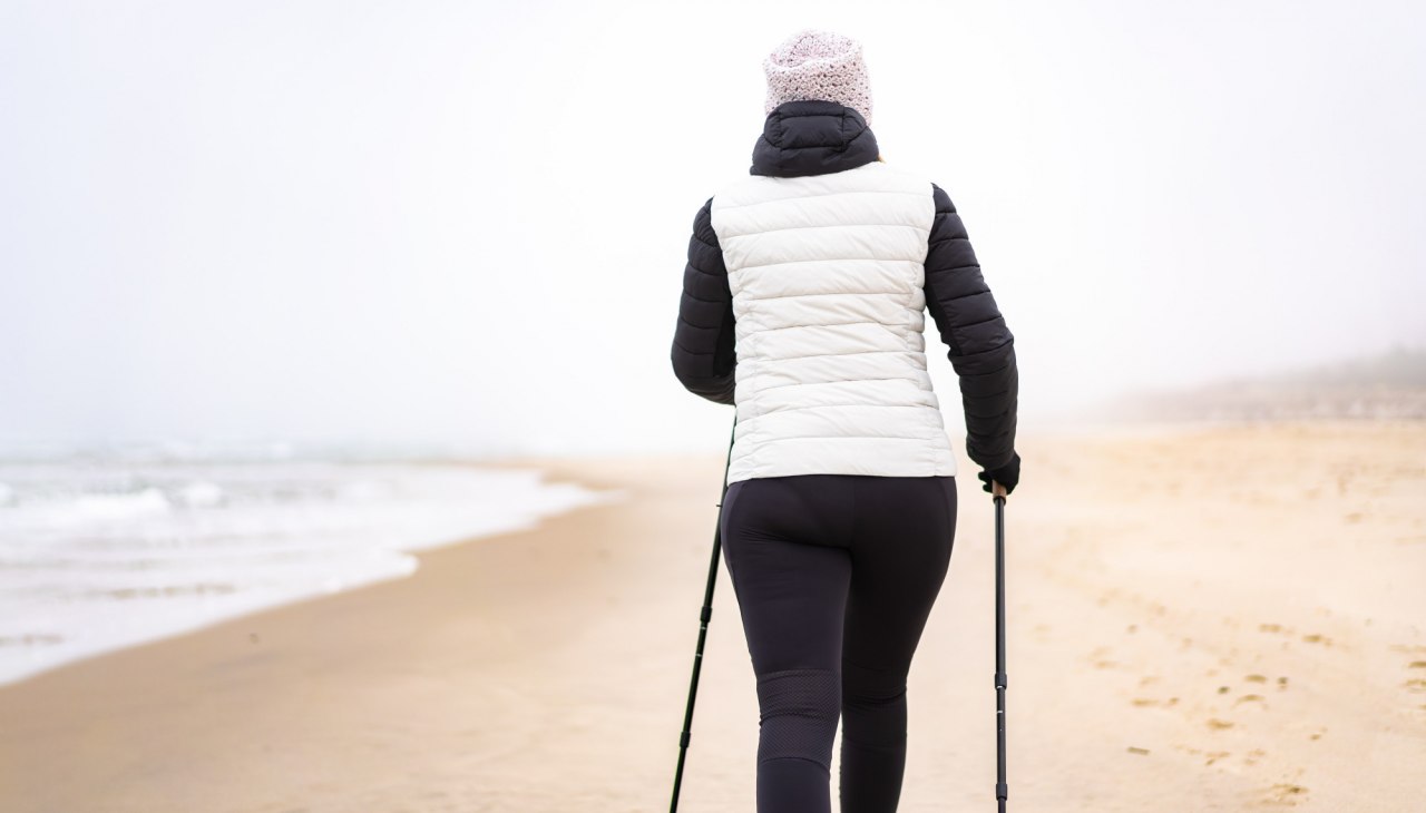Bewegungskurs: »Flow2go« - Nordic Walking & Yoga, © Shutterstock