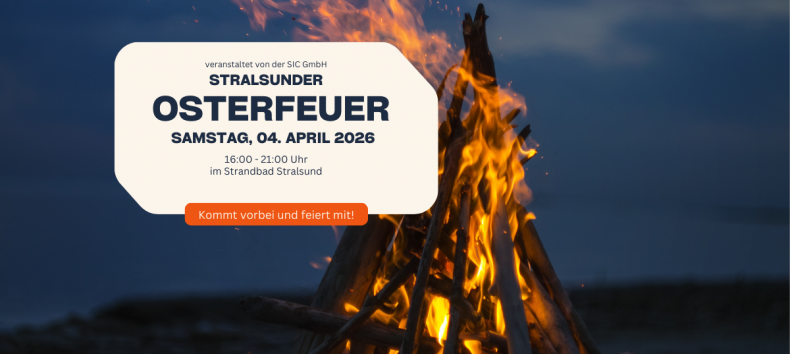 Eine stimmungsvolle Abendaufnahme eines Osterfeuers am Strand. Die Flammen sorgen f&uuml;r eine warme Atmosph&auml;re, w&auml;hrend Besucherinnen und Besucher gemeinsam einen gem&uuml;tlichen Fr&uuml;hlingsabend am Wasser genie&szlig;en. // &copy; SIC Stralsunder Innovation Consult