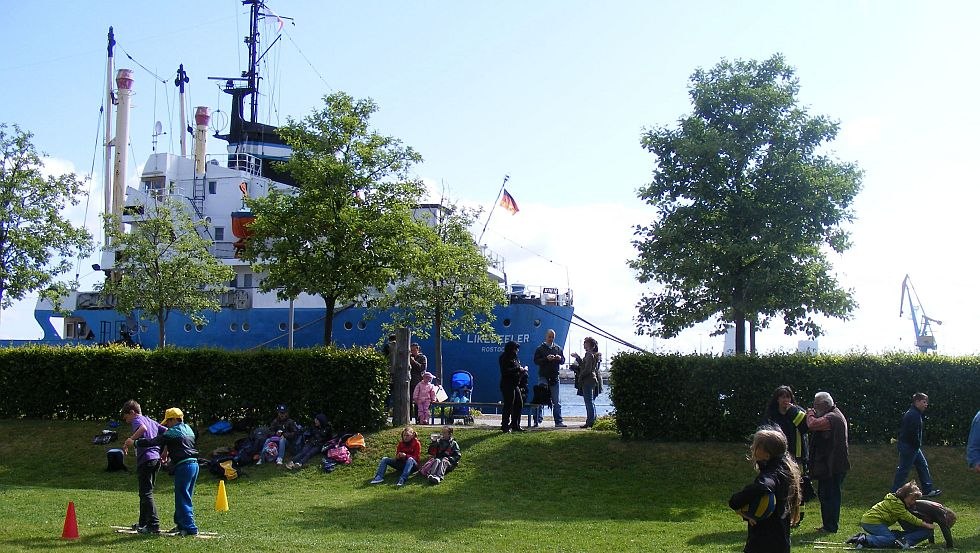 Children romp on the lawn // &copy; LIKEDEELER e.V.