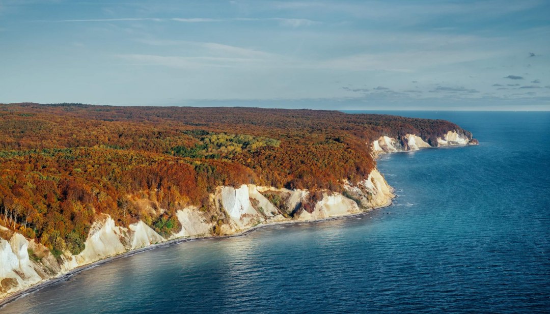 Krijtrotsen in Jasmund National Park bij zonsopgang in de herfst