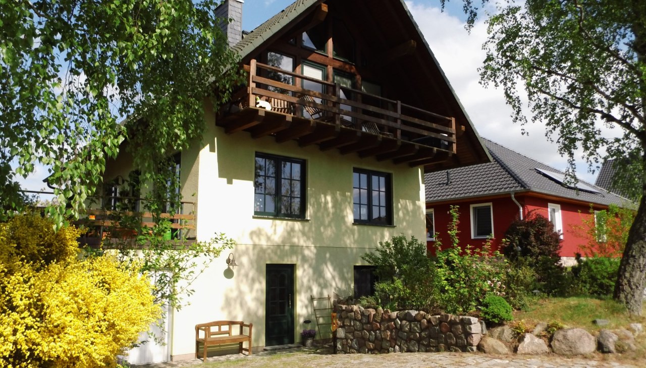 Widok na nasz dom z mieszkaniem wakacyjnym w piwnicy, © Winfried Schneider