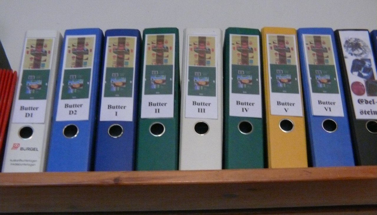 Folder overview with 400 sheets of butter wrapping paper, © Peter Ramsch Folder overview with 400 sheets of butter wrapping paper, © Peter Ramsch