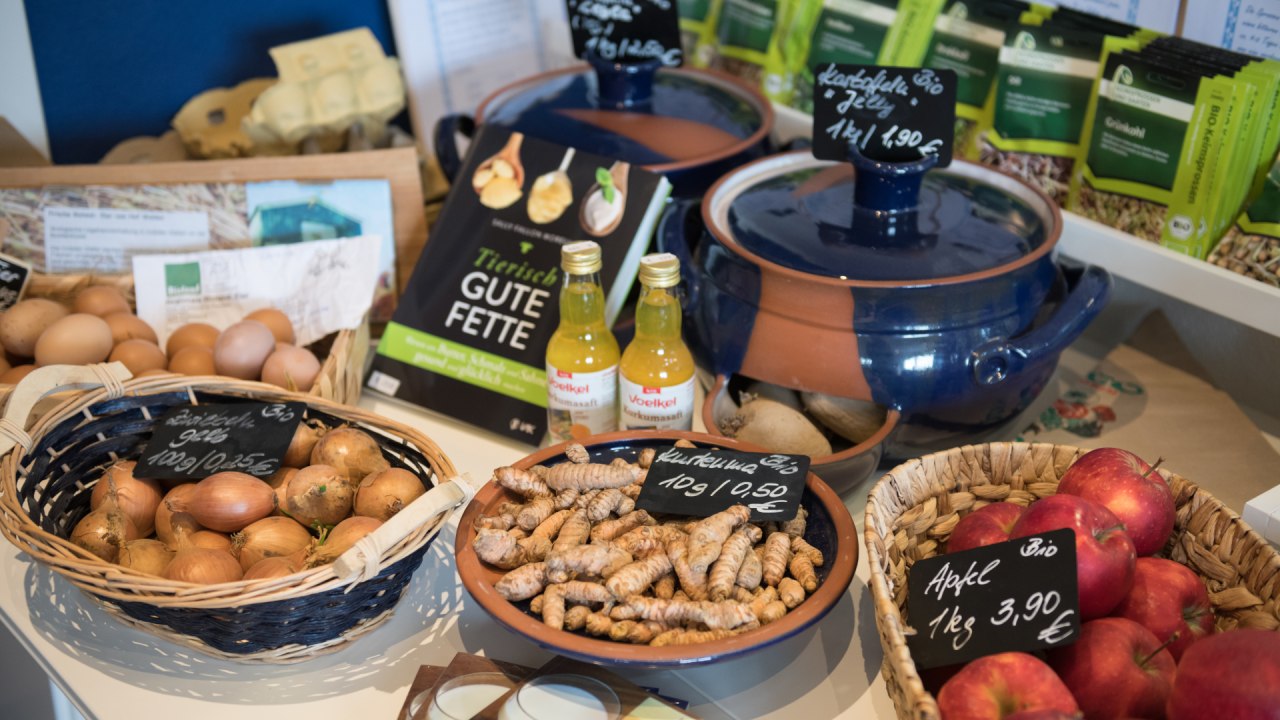 Fresh organic fruit and vegetables, &copy; Ostseem&uuml;hle/Zaepernick