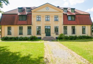 Das Gutshaus in Frontalansicht // &copy; Frank Burger